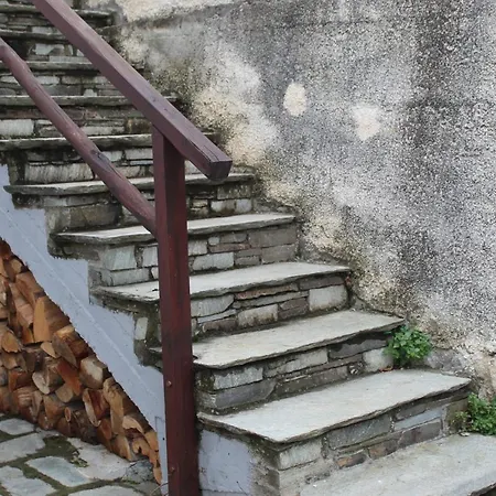 Castaneda House 1 波尔塔里亚